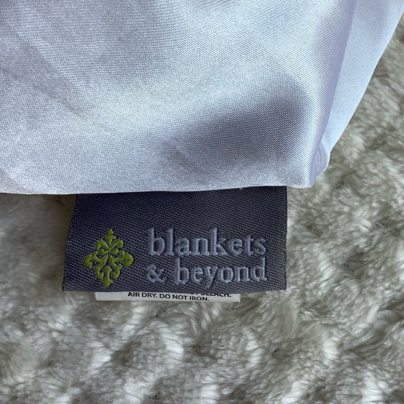 Blankets and Beyond Plush White Bear Lovey Security Blanket Satiny Edge and Back - Picture 10 of 16